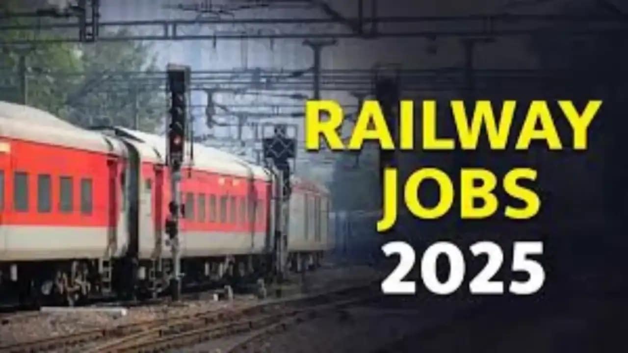 Indian Railway Recruitment 2025 notification banner with 10th pass students applying online