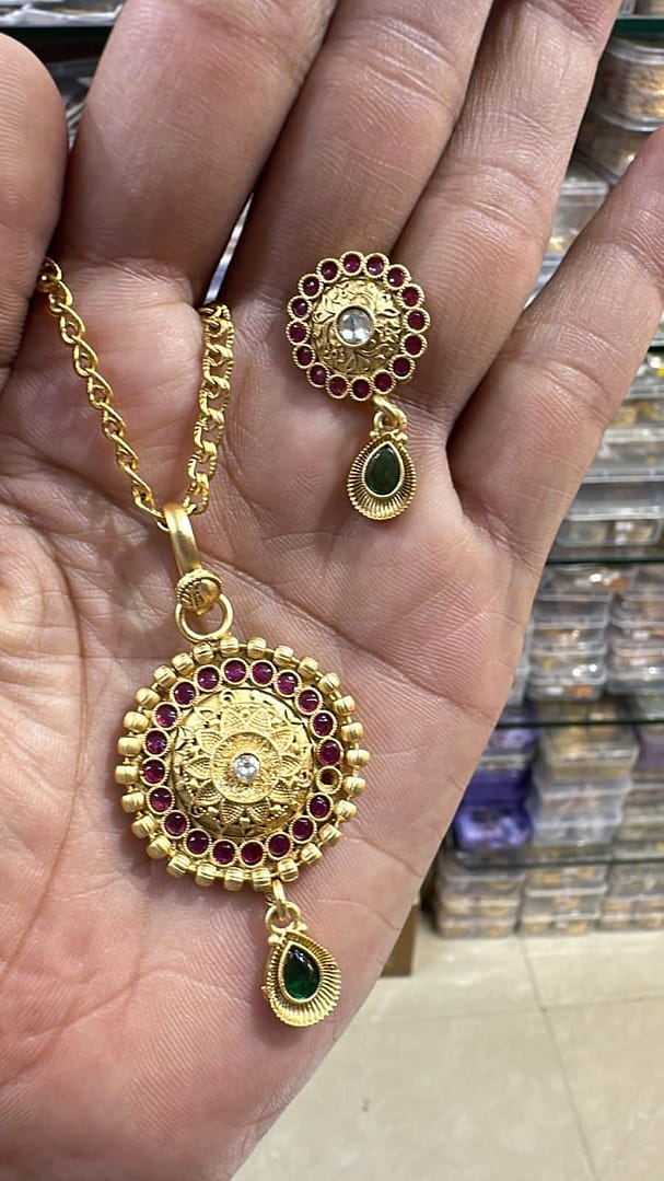 Golden Elements Pendent खूबसूरत गोल्डन एलिगेंस पेंडेंट सेटऔर परंपरा का संगम