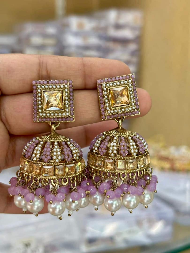 Latest Earrings for Navratri:आपके लुक को बदल देंगे ये रॉयल इयरिंग्स