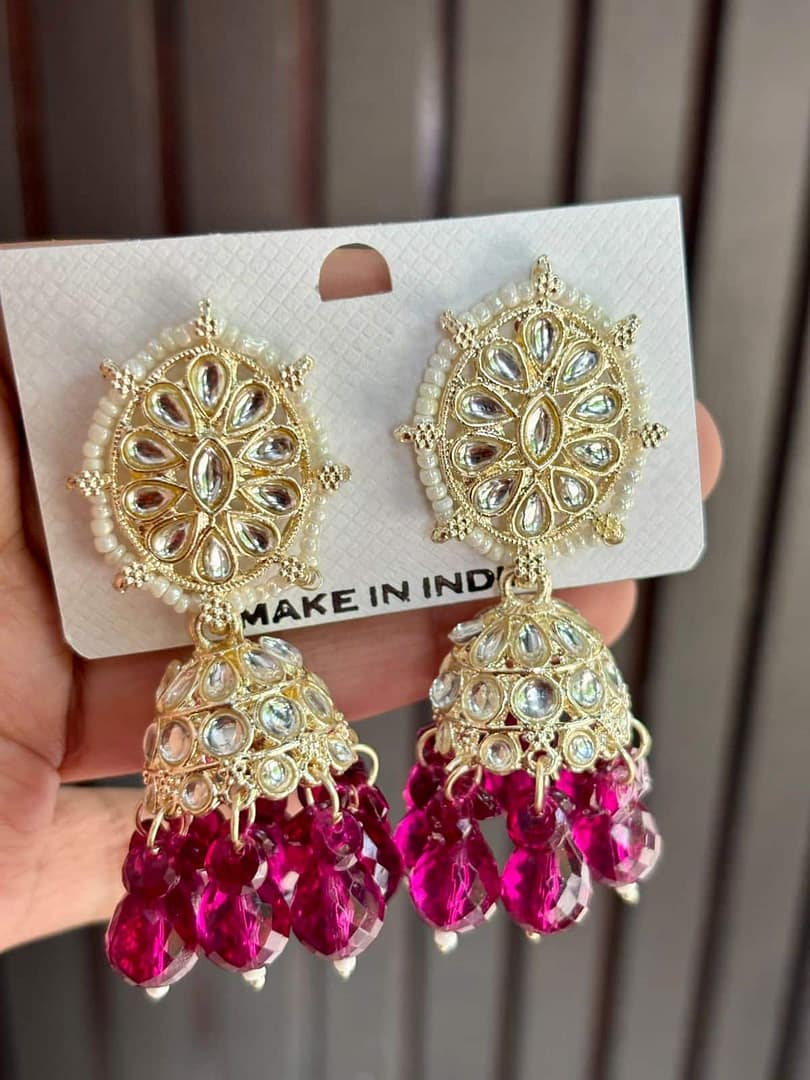 Latest Designer Earrings 2025 गहनों की दुनिया में अगर किसी एक चीज़ को हर महिला सबसे ज़्यादा पसंद करती है, तो वह हैं झुमके।