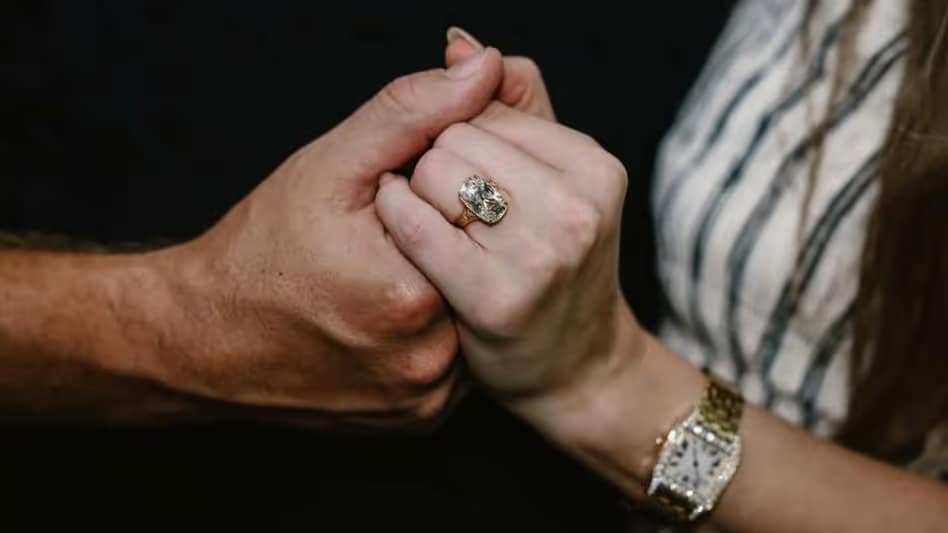 Taylor Swift और Travis Kelce की सगाई: Old Mine Cut... Taylor Swift और Travis Kelce की सगाई: 24 अगस्त 2025 को Taylor Swift और NFL स्टार Travis Kelce ने अपनी सगाई का ऐलान किया और कुछ ही घंटों में सोशल मीडिया प